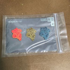 Kaws chum pin set